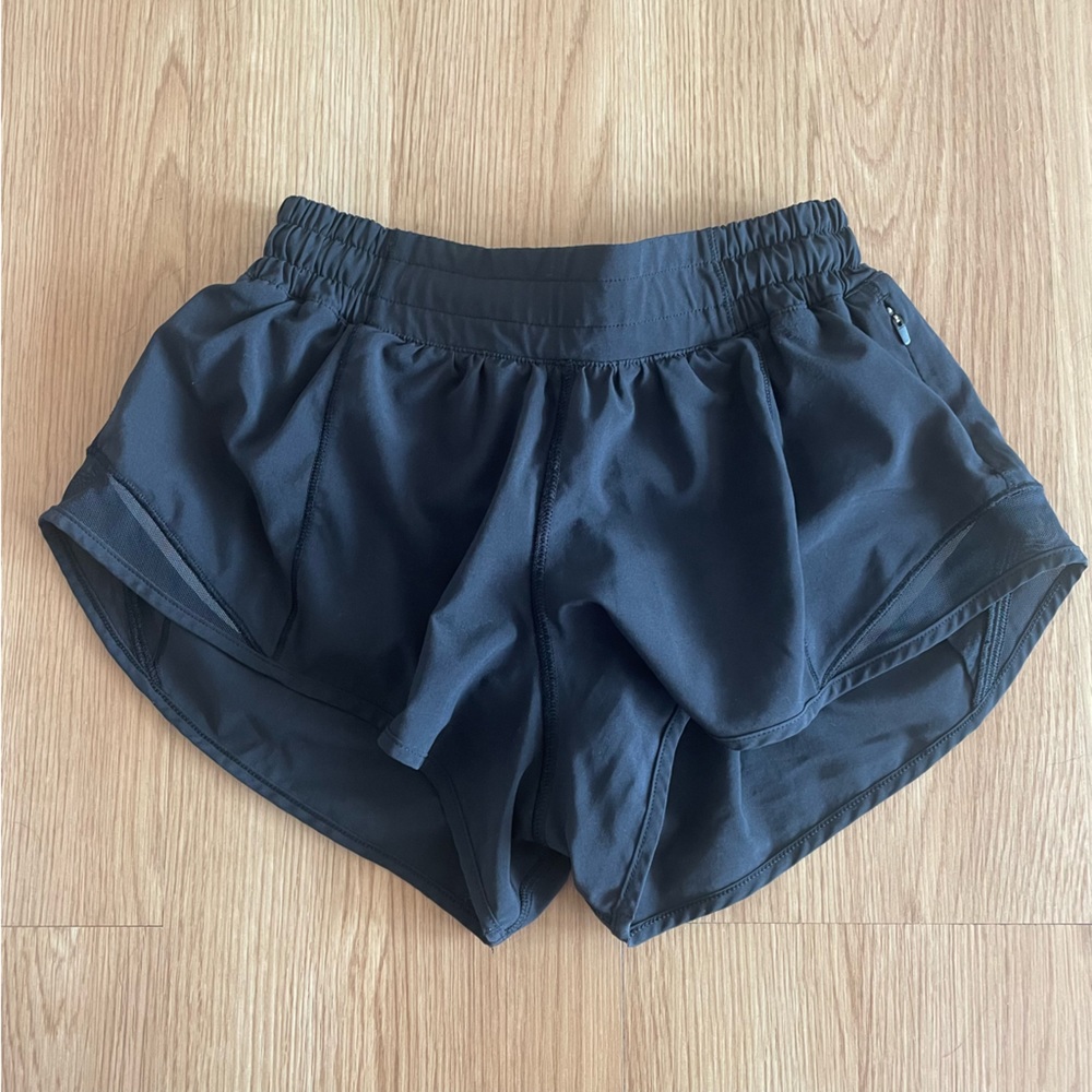 lululemon 2.5” hotty hot short
